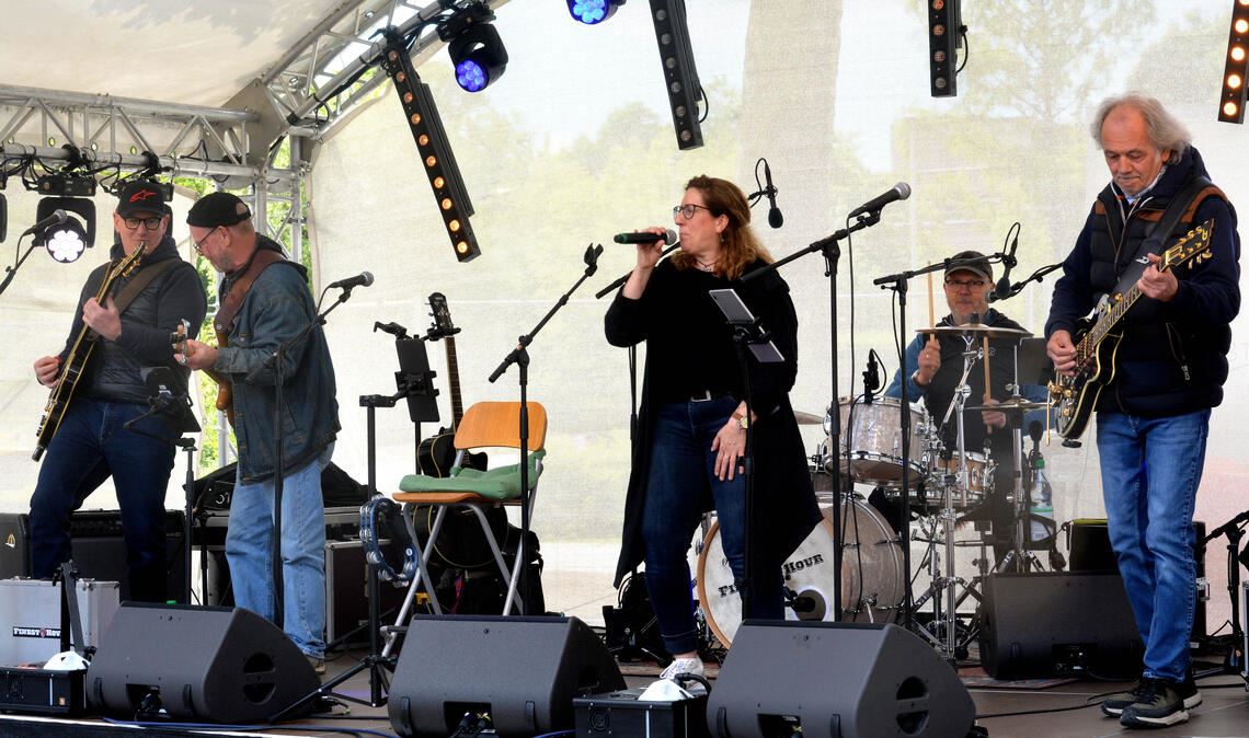 „Mühlacker Frühling“: Auf der verkleinerten Kelterplatz-Bühne spielt samstagmittags die Band „FinestHour“ Rockklassiker. Abends ist dann Techno vom Band geboten. Foto: Stahlfeld