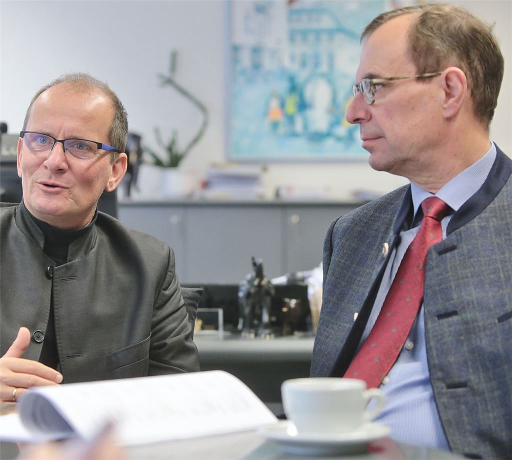 Mühlacker Führungsgespann: Seit einiger Zeit sind Oberbürgermeister Frank Schneider (rechts) und Bürgermeister Winfried Abicht nicht mehr im Rathaus präsent.Archivfoto: Huber