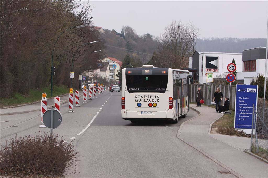 Mühlacker Straße in Lomersheim erhält neuen Belag – Verkehr rollt im Baustellenbereich für neun Wochen nur in eine Richtung. (Foto: Disselhoff)