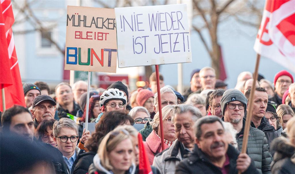 „Mühlacker bleibt bunt“ – nach Ansicht der Menge ist das eher Gütesiegel als Gefahr.