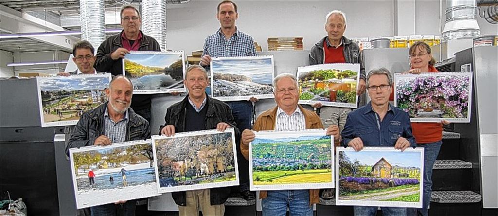Mühlacker (cb). Die große weite Welt hat ihren Reiz, doch auch die Region braucht sich nicht zu verstecken. Davon legt der dritte großformatige Kalender mit Leserfotos Zeugnis ab, den die Elser Gruppe jetzt herausgebracht hat. Die zwölf Aufnahmen auf den Seiten der einzelnen Monate und das Titelbild lenken die Aufmerksamkeit erneut auf die Schönheit der Heimat direkt vor der Haustür. Aus der Fülle beeindruckender Impressionen der Region diesseits und jenseits der Enz haben Mühlacker Tagblatt und Elser Druck nach dem Erfolg der beiden Vorjahre erneut einen Kalender zusammengestellt, der den fotografischen Kunstwerken eine Plattform bietet, die über die Veröffentlichung in der Zeitung hinausreicht. Das Titelbild von Reinhold Hill (oben li.) ist dem Tiefen See gewidmet, für den Januar hat Michael Wagner (oben Mitte) einen Blick auf den verschneiten Sauberg eingefangen, eine Natureisbahn zeigt Wolfgang Krohs (unten li.) Aufnahme für den Februar, der März gehört dem von Peter Laible (unten 2.v.li.) abgelichteten Schloss Mühlhausen, im April ist ein Lienzinger Weinberghäusle zu sehen, das Sebastian Mayer (unten re.) fotografiert hat. Das Mühlacker-Tagblatt-Team hat – im Mai zu sehen – die Mühlacker Seite der Gartenschau mit der Leseinsel in Szene gesetzt, deren Dürrmenzer Seite Wolfgang Dorn (oben re.) für den Juni dokumentiert hat. Die Juliseite ziert Oberderdinger Rosenpracht, die Wolfgang Kroh verewigt hat. Für die Bilder der Monate August und September – einen Blick auf Roßwag und die Traubenernte in Freudenstein – zeichnet Erich Geduldig (unten 2.v.re.) verantwortlich. Wolfgang Kroh ist im Oktober erneut vertreten. Sein Motiv: ein Erntedank-Brot. Mit Sonnenstrahlen im Plattenwald kann Peter Hentzschel möglicherweise trübe Tage im November aufhellen, und Reinhold Hill beschließt den Jahresreigen mit Schilf im Winter.