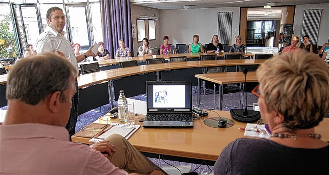 Mühlacker – eine junge Stadt? Der Vorsitzende des Gesamtelternbeirats der Kindergärten, Uwe Wachtler, begrüßt die rund 30 Teilnehmer zur Informations- und Diskussionsveranstaltung im Ratssaal. Im Vordergrund Amtsleiterin Johanna Bächle und Bernd Meier vom Amt für Bildung und Kultur.