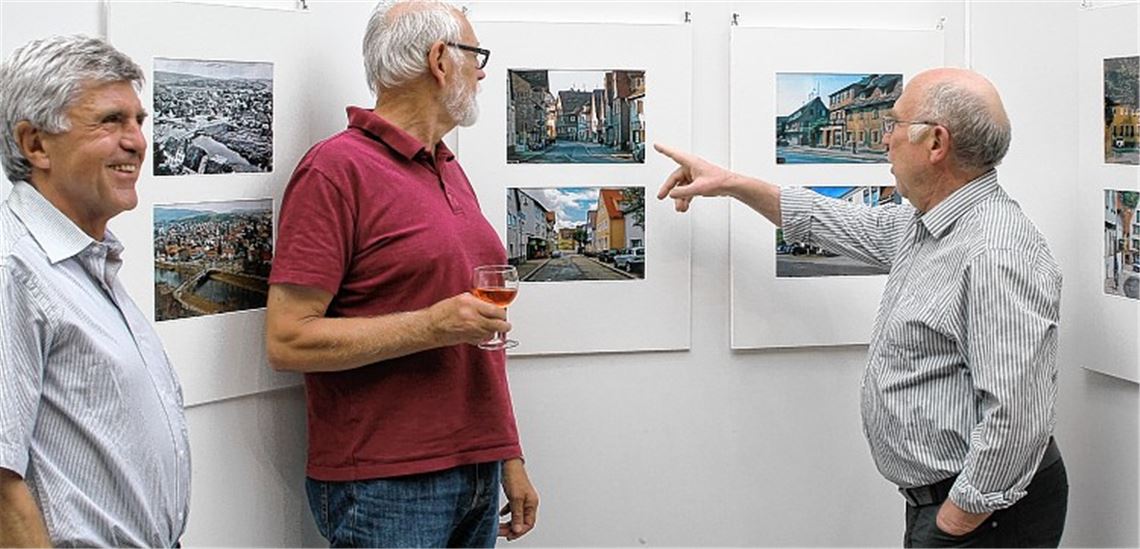 Mühlacker einst und jetzt: Der Fotograf Manfred Läkemäker (Mitte)zeigt im Rathaus in Mühlacker Stadtansichten im Vergleich aus unterschiedlichen Zeitepochen.