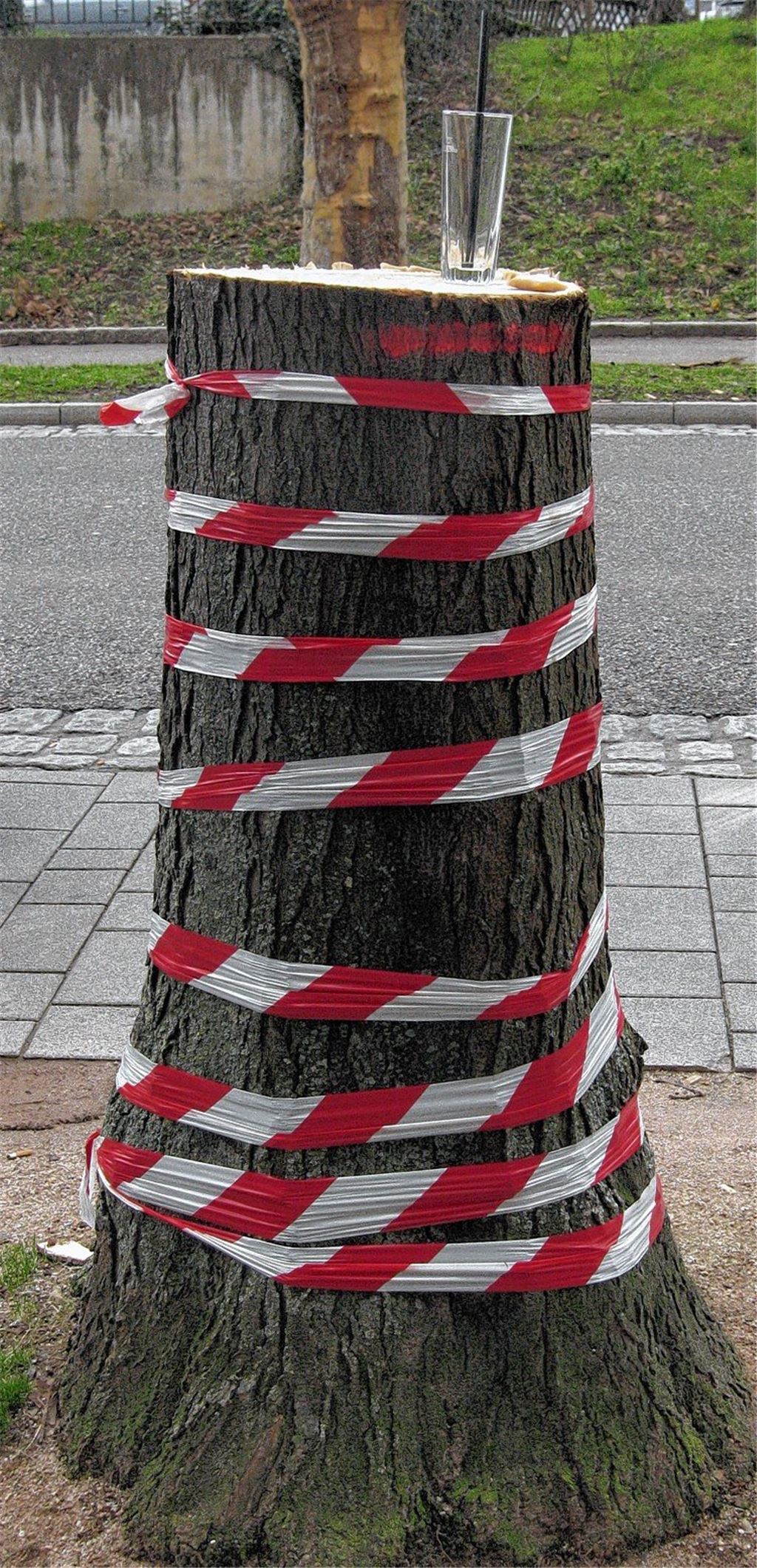 Mühlacker (the). Anfang März wurden an der Bahnhofstraße und Poststraße in der Mühlacker Innenstadt Bäume gefällt. Nur die Stumpen blieben (vorerst) stehen, und die haben, wie der Schnappschuss einer Leserin zeigt, prompt einen neuen Zweck gefunden: Exakt in der passenden Höhe gekürzt und ansprechend in Rot-Weiß dekoriert, leisten die Stämme gute Dienste als Stehtische – rustikal, naturbelassen und mutmaßlich weniger wackelig als diejenigen, die ihre Drinks darauf abstellen.