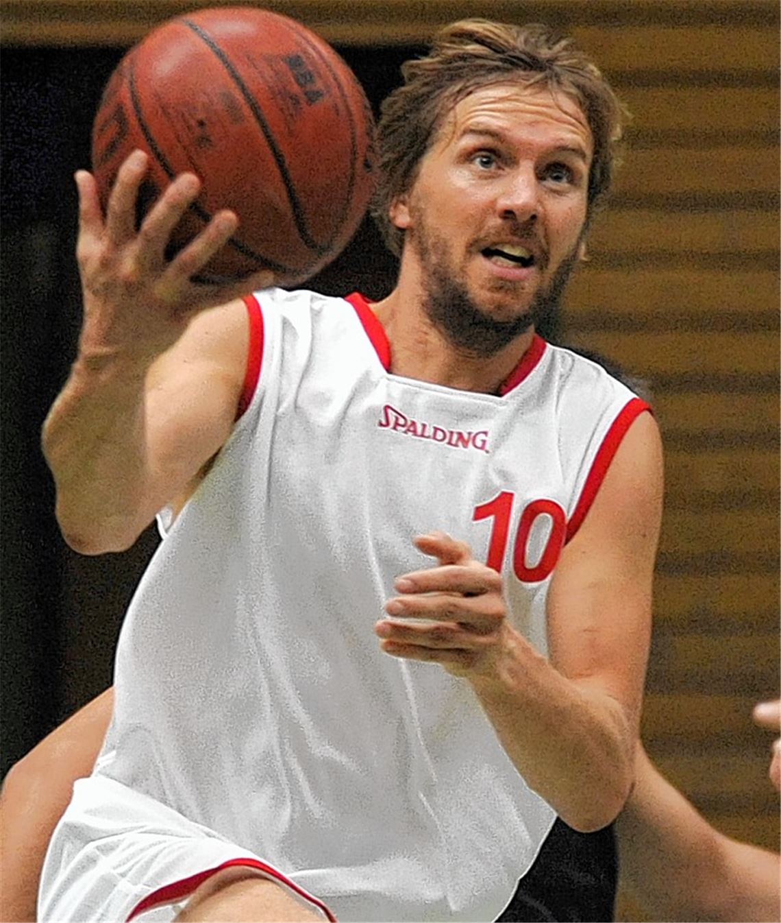Mühlackers Alexander Knapp auf dem Weg zum gegnerischen Korb. Foto: Volker Henkel