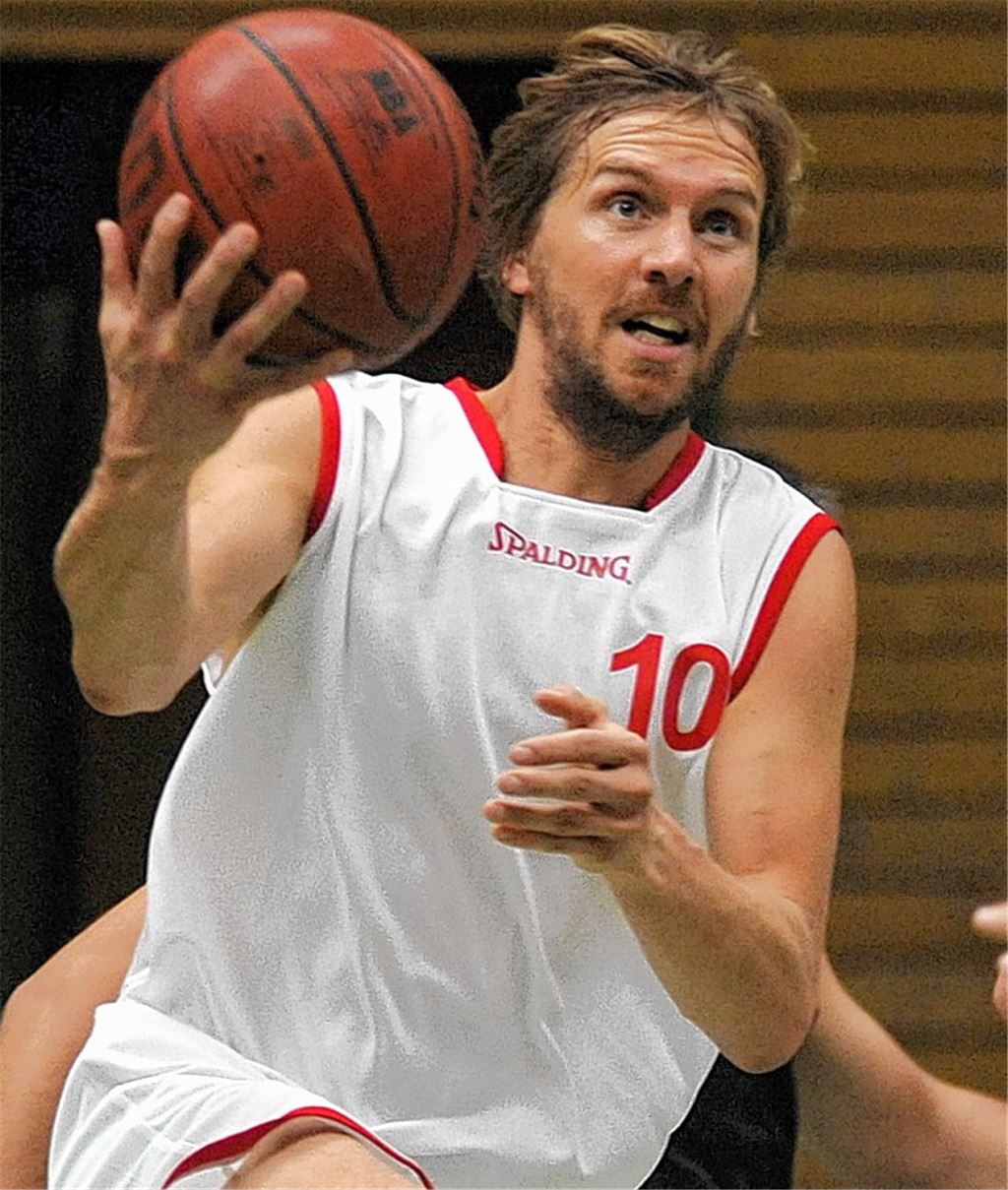 Mühlackers Alexander Knapp auf dem Weg zum gegnerischen Korb. Foto: Volker Henkel