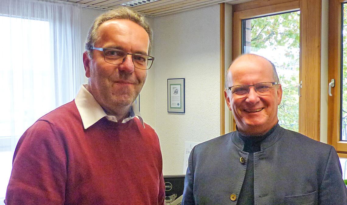 Mühlackers Bürgermeister Winfried Abicht (re.) begrüßt den künftigen Amtsleiter Thomas Brandl. Foto: privat