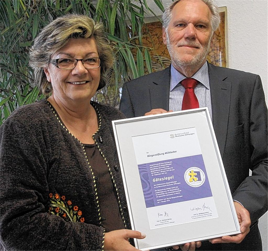 Mühlackers Bürgerstiftung ist mit einem Gütesiegel ausgezeichnet, das Ursula Schaier und Wolf-Dieter Fuchslocher präsentieren.
