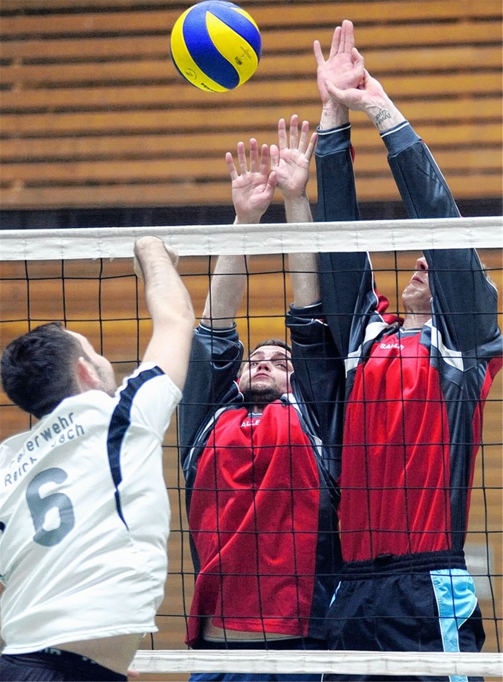 Mühlackers Feuerwehrleuten (rote Trikots) geht es bei ihrem Volleyballturnier um sportliche Aktivität, aber auch um den Austausch unter den Feuerwehren. Foto: Fotomoment