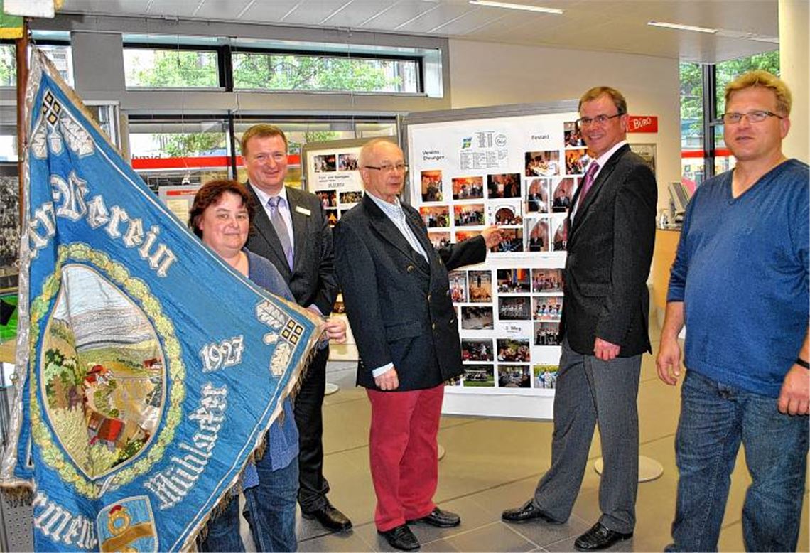 Mühlackers Filialdirektor Gerd Owczarek (2.v.li.) und Sparkassendirektor Sieghardt Bucher (2.v.re.) dürfen als Erste die von Karin Lutz, Manfred Michallik und Ulrich Stüber vom TV Mühlacker aufgebaute Ausstellung sehen.  Foto: Stahlfeld