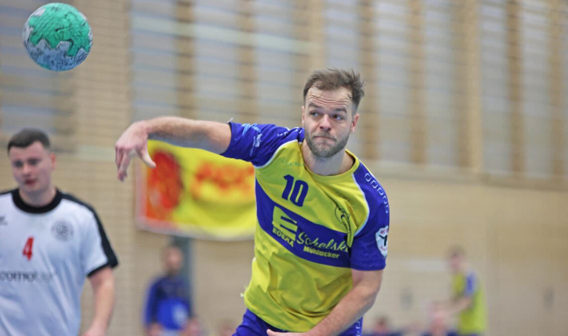 Mühlackers Kevin Häder bringt diesen Siebenmeter nicht im Tor unter. Foto: Müller