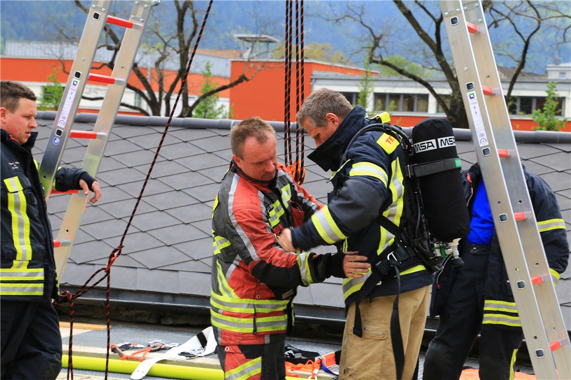 Mühlackers Kommandant Ralph Keipp als Coach: Auch die Eigensicherung will geübt sein. Foto: Recken