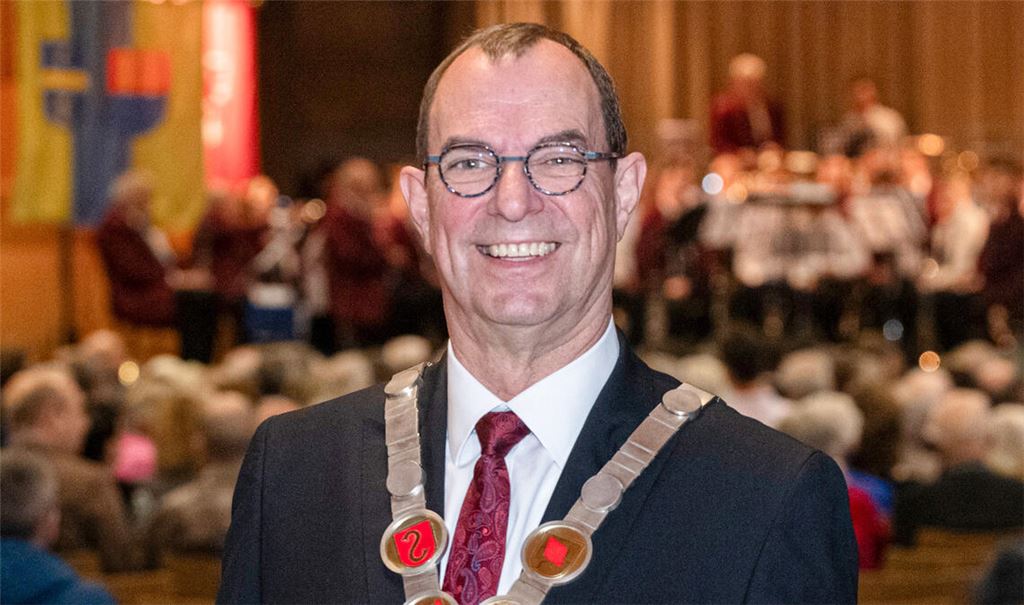 Mühlackers OB Frank Schneider gibt nach 16 Jahren die Amtskette weiter. Foto: Archiv