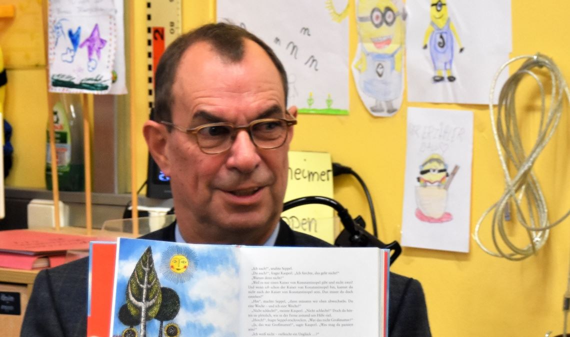 Mühlackers OB Frank Schneider liest aus dem „Räuber Hotzenplotz“ vor. Foto: Klassen