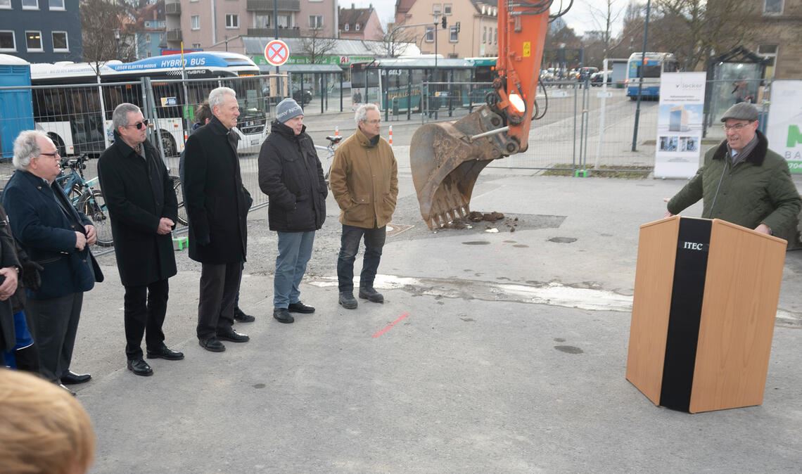 Mühlackers OB Frank Schneider (re.) freut sich über das Fahrradparkhaus am Bahnhof als einen Baustein zur „neuen Mobilität und zum Klimaschutz“ in der Stadt. Foto: Fotomoment