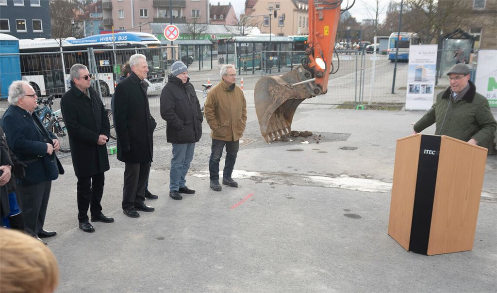 Mühlackers OB Frank Schneider (re.) freut sich über das Fahrradparkhaus am Bahnhof als einen Baustein zur „neuen Mobilität und zum Klimaschutz“ in der Stadt. Foto: Fotomoment