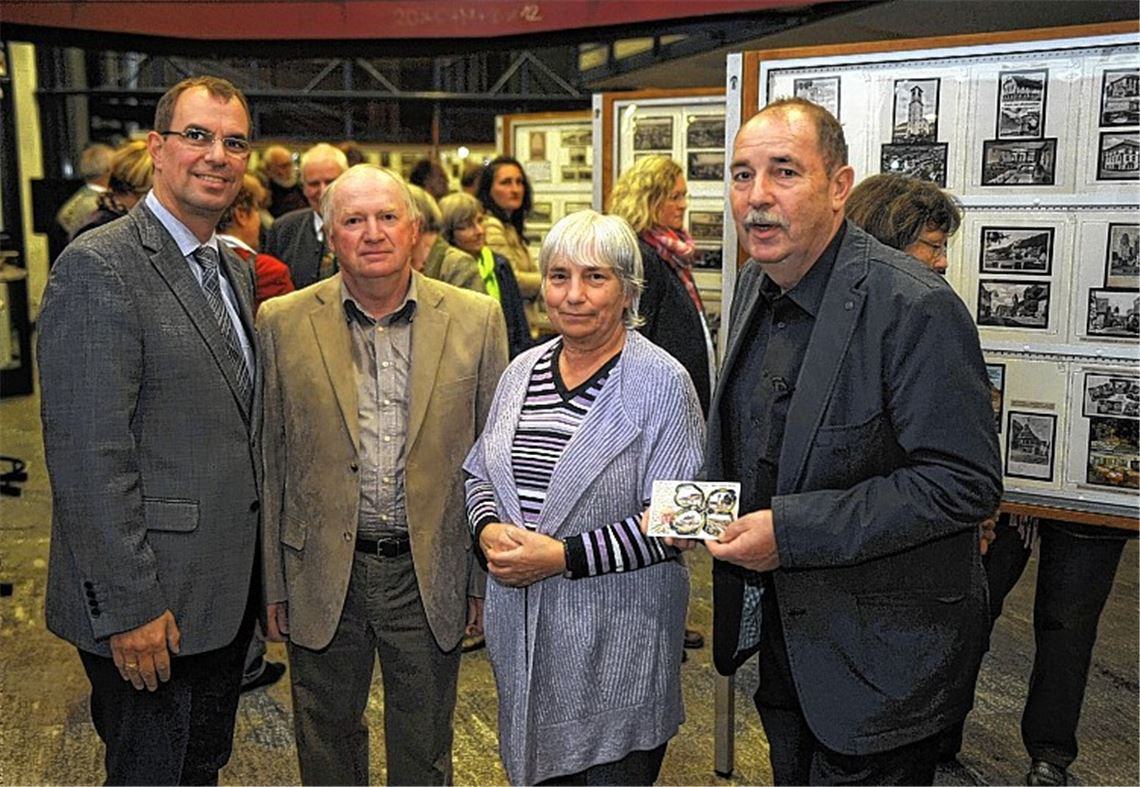 Mühlackers Oberbürgermeister Frank Schneider, die Postkartensammler Wolfgang und Irene Lichtner und Albrecht Münzmay (v.li.) als Erster Vorsitzender des Verschönerungsvereins Mühlacker eröffnen die Ausstellung „Mühlacker und seine Stadtteile auf Ansichtskarten von 1897 bis heute“. Eines der ältesten Ausstellungsstücke ist ein „Gruss aus Mühlacker“ aus dem Jahr 1898.