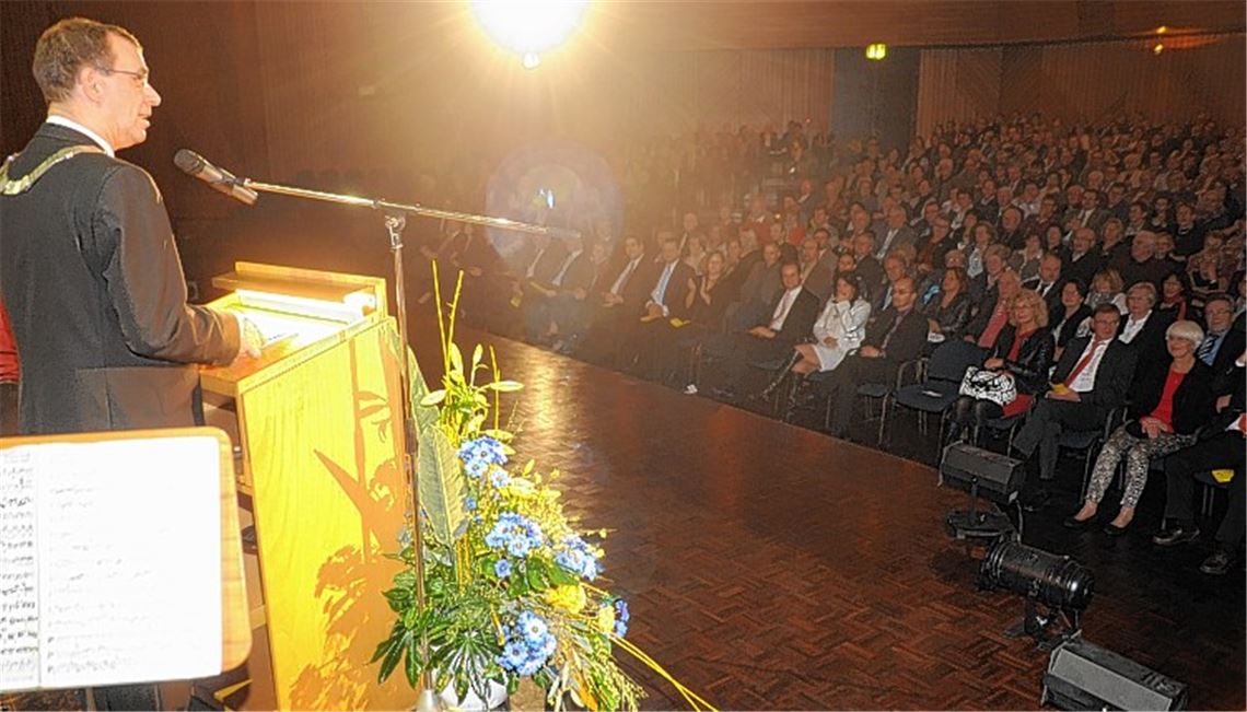 Mühlackers Oberbürgermeister Frank Schneider erklärt in seiner Neujahrsansprache im Mühlehof rund 650 Besuchern, darunter auch Prominenz aus der Bundes-, Landes- und Kommunalpolitik, wo die Stadt heute steht und welche Aufgaben auf die Verantwortlichen im Rathaus warten. 