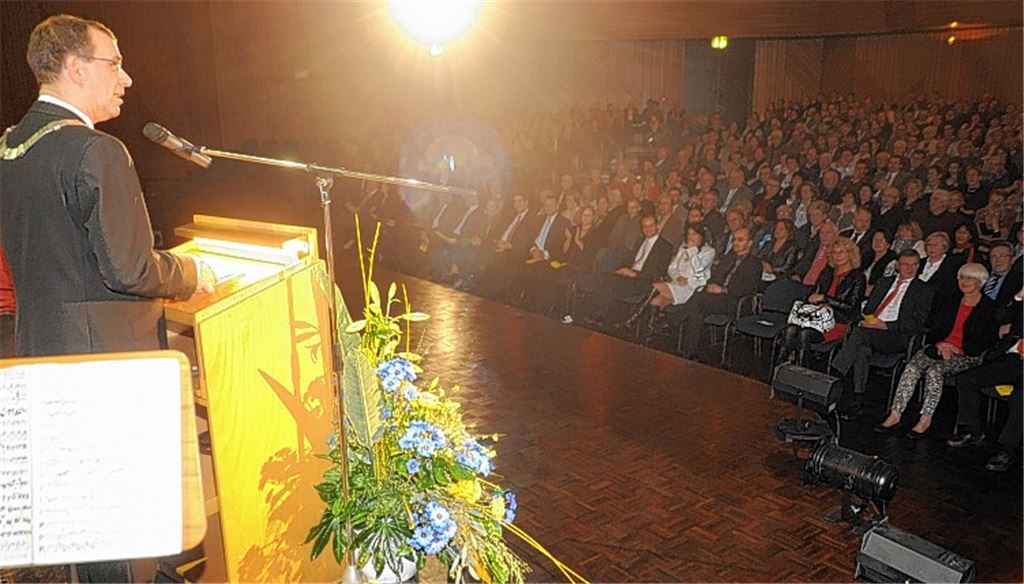 Mühlackers Oberbürgermeister Frank Schneider erklärt in seiner Neujahrsansprache im Mühlehof rund 650 Besuchern, darunter auch Prominenz aus der Bundes-, Landes- und Kommunalpolitik, wo die Stadt heute steht und welche Aufgaben auf die Verantwortlichen im Rathaus warten. 