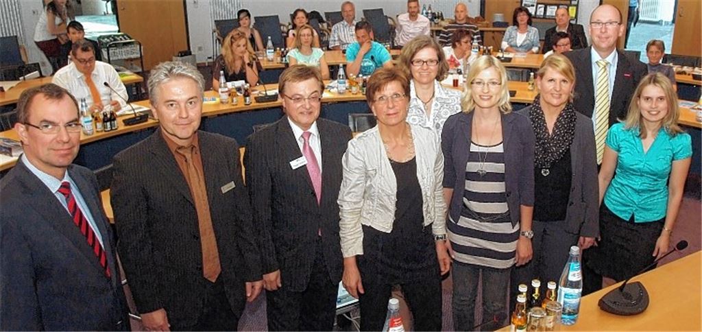 Mühlackers Oberbürgermeister Frank Schneider (li.) wirbt gemeinsam mit Vertretern verschiedener Kooperationspartner auf dem regionalen Gründertag in Mühlacker für den Weg in die Selbstständigkeit. Foto: Fotomoment