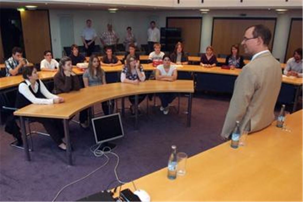 Mühlackers Oberbürgermeister Frank Schneider vermittelt den Achtklässern der Schillerschule, dass die Stadt gerne den Berufsnachwuchs mit dem Bewerbertag unterstützt.  
Foto: Fotomoment