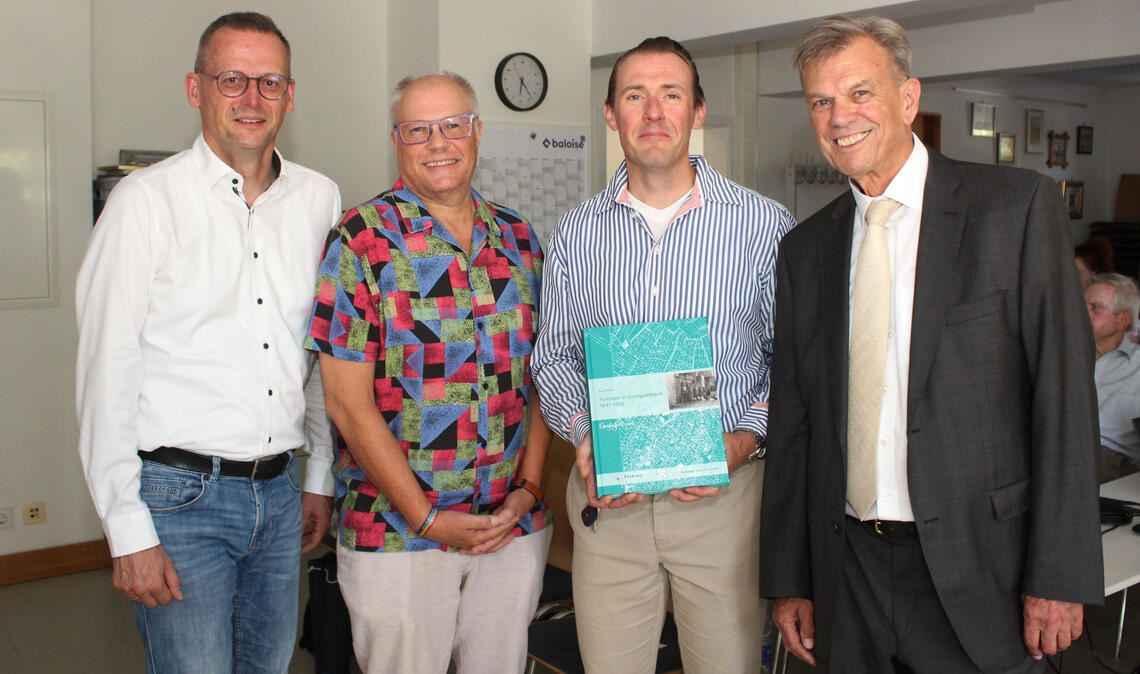 Mühlackers Oberbürgermeister Stephan Retter, Kreisarchivar Konstantin Huber und Stadtarchivar Markus Friedrich stellen gemeinsam mit dem Verfasser Dr. Karl Hittler (v.li.) das neue Ortsfamilienbuch für Großglattbach vor. Der Autor hat dafür 22 Archivbände mit 6465 Seiten und insgesamt 12257 Einzeldaten erfasst und aufbereitet. Fotos: Prokoph