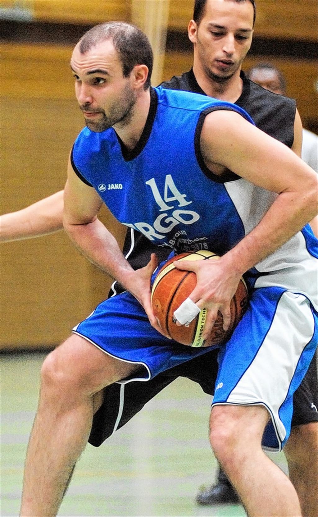 Mühlackers Spielertrainer Markus Mahler (am Ball) will sich allein mit dem Klassenerhalt auch in der Bezirksliga nicht zufriedengeben. Erst einmal wartet aber ein Pokalduell. Foto: Fotomoment