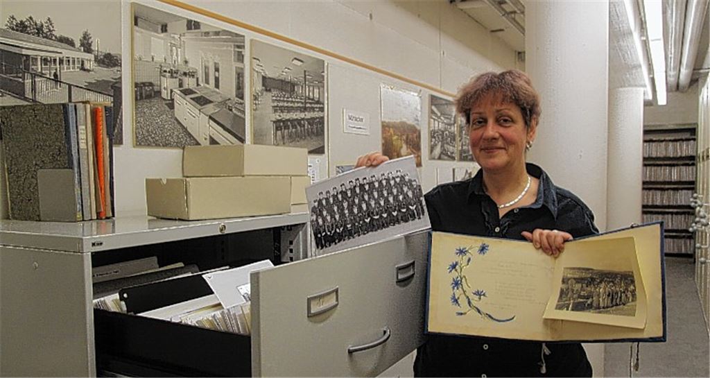 Mühlackers Stadtarchivarin Marlis Lippik fördert Fotos und Textdokumente aus vergangenen Zeiten zutage. Am Samstag können Besucher einen Blick hinter die Kulissen des Archivs werfen. Foto: Sadler
