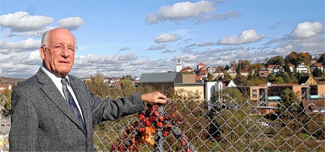 Mühlackers ehemaliger Oberbürgermeister Gerhard Knapp genießt von der Dürrmenzer Schulstraße aus den Blick auf die Stadt, deren Geschicke er viele Jahre lenkte. Foto: Sadler