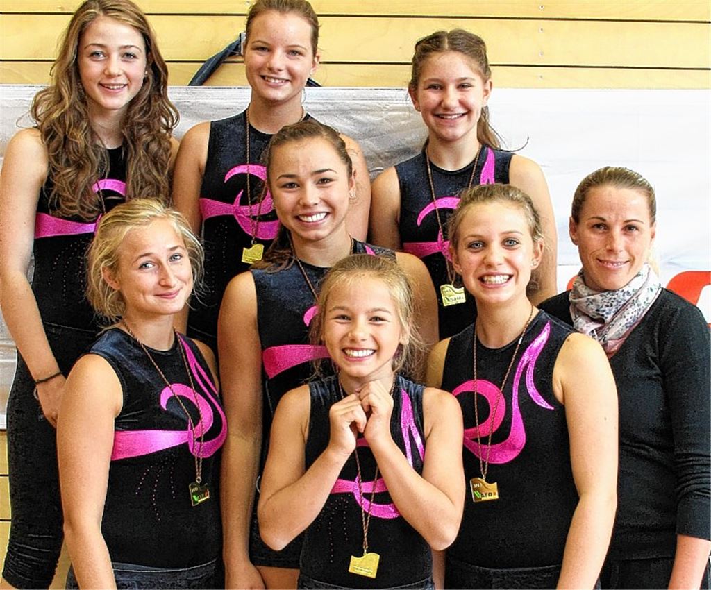 Mühlackers meisterliche Damenriege: Annabell Schniering, Mona Ohnmacht, Lea Carl (hinten v. li.), Nadja Mahler, Isabel Breitschneider, Ilka Bretschneider, Lea Kögel und Trainerin Mareen Freier (vorne v.li.). Foto: privat