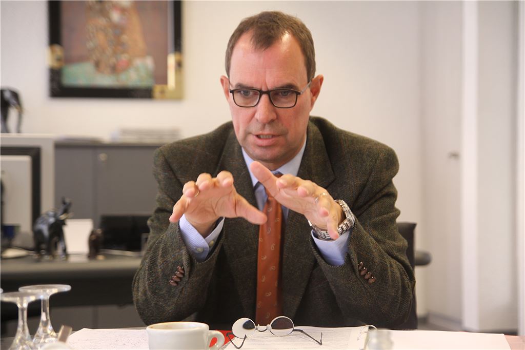 Mühlehof und Sporthalle: Oberbürgermeister Frank Schneider hat zu beiden Themen eine klare Meinung.  Foto: Mummert