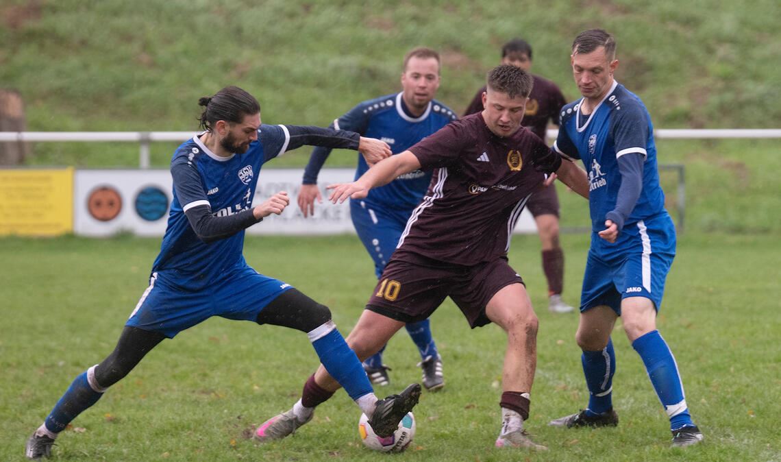 Mühlhausen (blaue Trikots) hat gegen Großglattbach keine Chance. Foto: Fotomoment