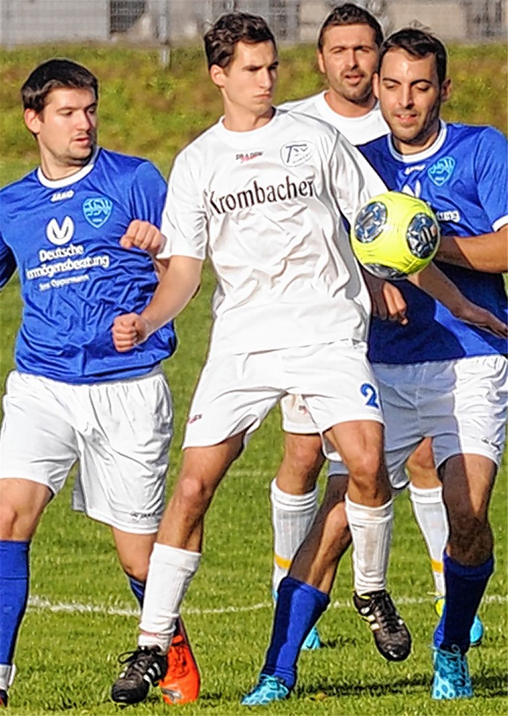 Mühlhausen (blaue Trikots) spielt gegen Aurich zu sehr auf Halten.