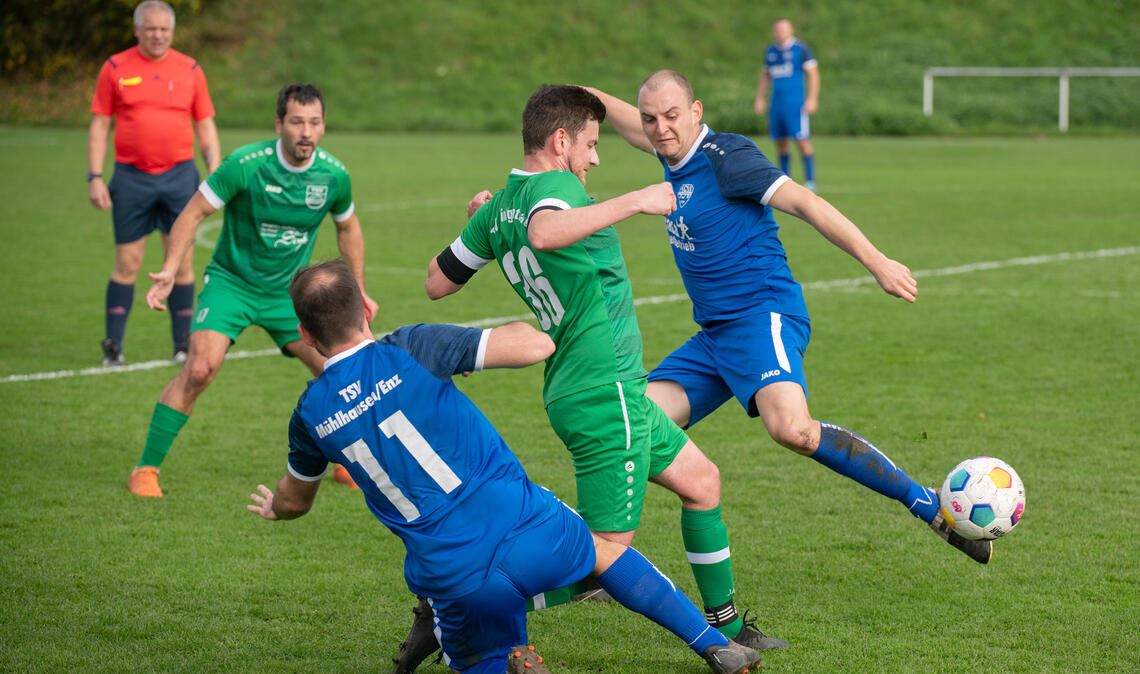 Mühlhausen (blaue Trikots) verliert daheim gegen Kleinglattbach II mit 0:3. Foto: Fotomoment