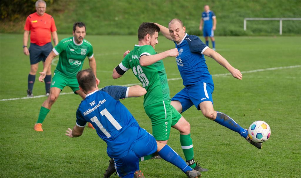 Mühlhausen (blaue Trikots) verliert daheim gegen Kleinglattbach II mit 0:3. Foto: Fotomoment