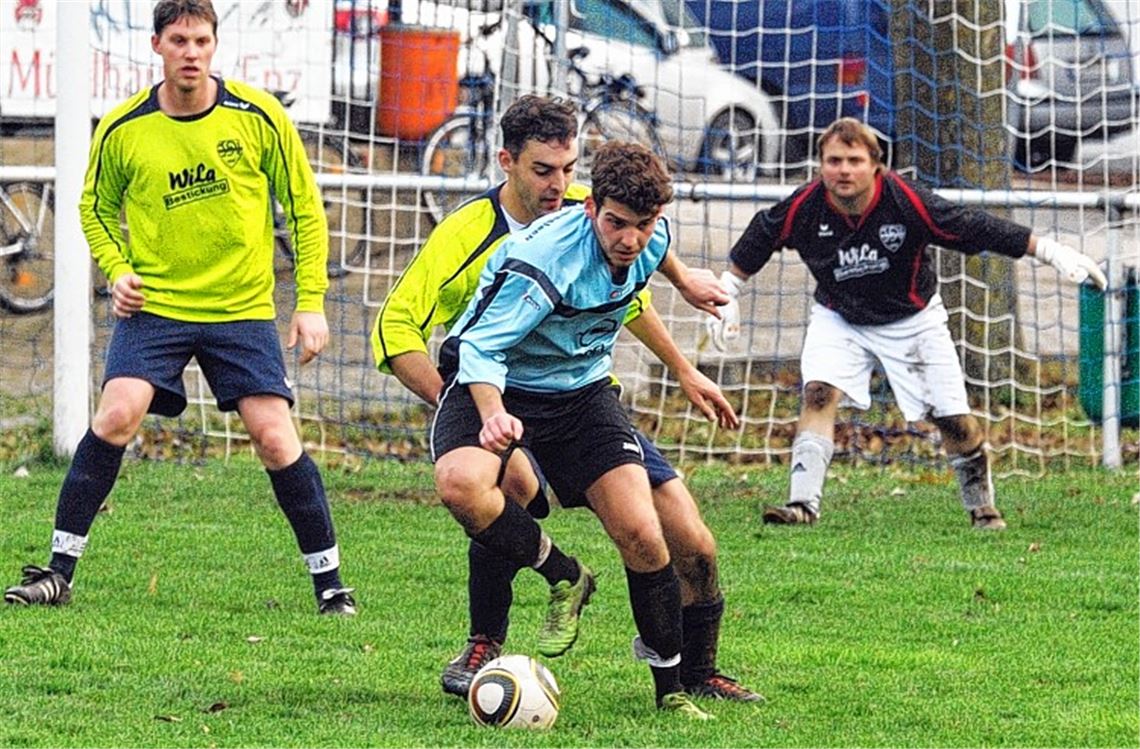 Mühlhausen (in Grün) liegt gegen Häfnerhaslach zweimal in Führung und kassiert dennoch eine 2:3-Heimniederlage. Foto: Fotomoment