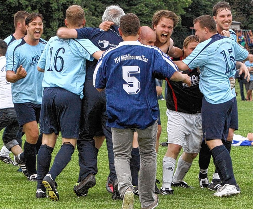 Mühlhausen kann sein Glück kaum fassen, nach nur einem Jahr gelingt der Wiederaufstieg in die Kreisliga B (li.). Die Illinger Spieler sind hingegen konsterniert (re.). Foto: Eigner