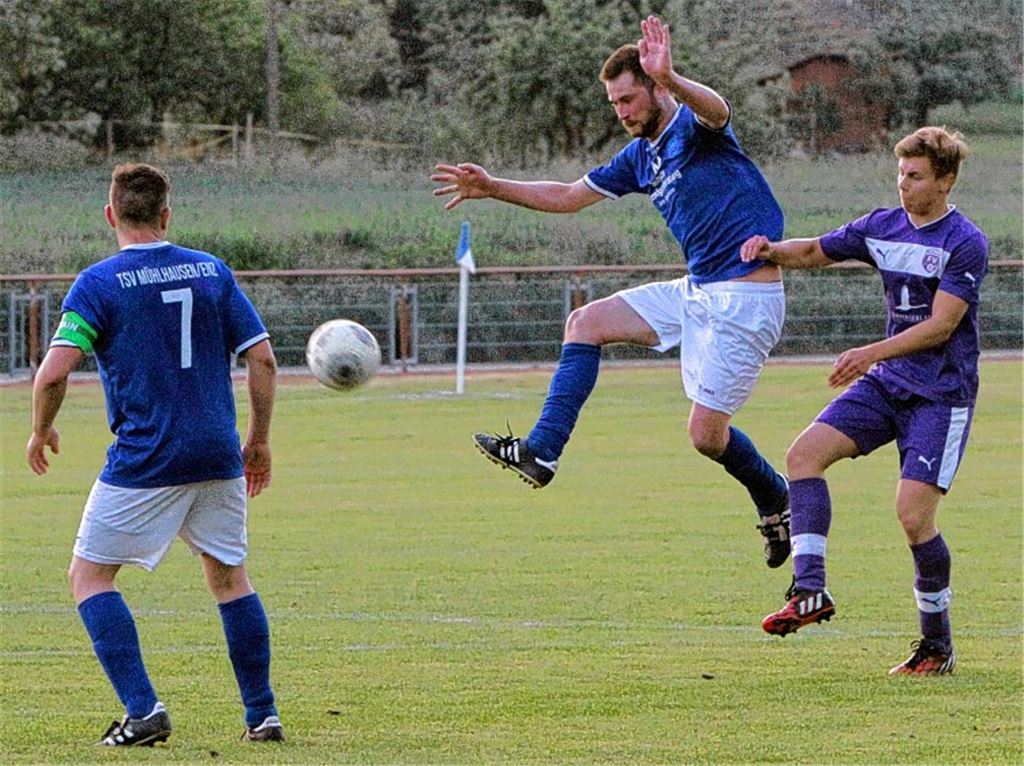 Mühlhausen mit Benjamin Schwab (li.) und Sören Genthner setzt sich gegen Roßwag II durch, bleibt aber Tabellenzweiter.