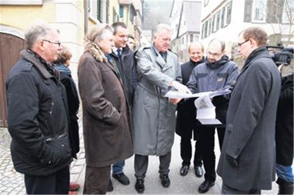 Mühlhausen soll schöner werden: Für die Sanierung von Bausubstanz, die im Ortskern in die Jahre gekommen ist, fließen vermutlich Gelder aus dem Landessanierungsprogramm. Das deutet Wirtschaftsminister Ernst Pfister (4.v.re.) bei einem Besuch in Mühlhausen an.
Foto: Disselhoff