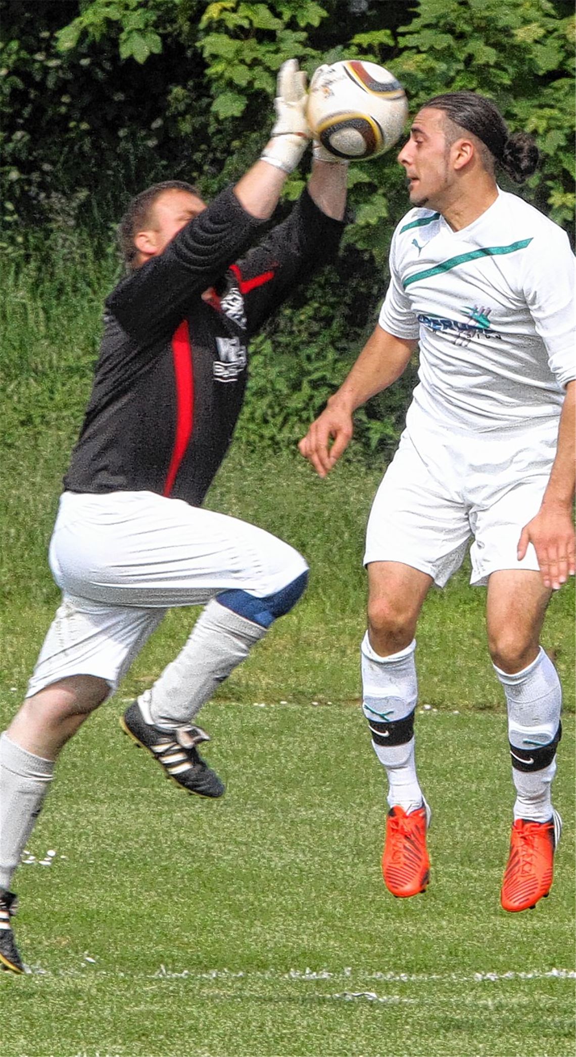 Mühlhausens Keeper Holger Kraft (li.) bleibt Sieger gegen den langen Serdem Yoldas. Foto: Eigner