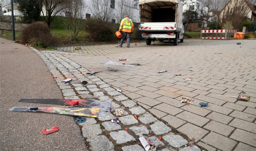 Müll, der oft auch die Umwelt belastet, ist nicht die einzige negative Begleiterscheinung des Feuerwerks zu Silvester. Foto: Archiv