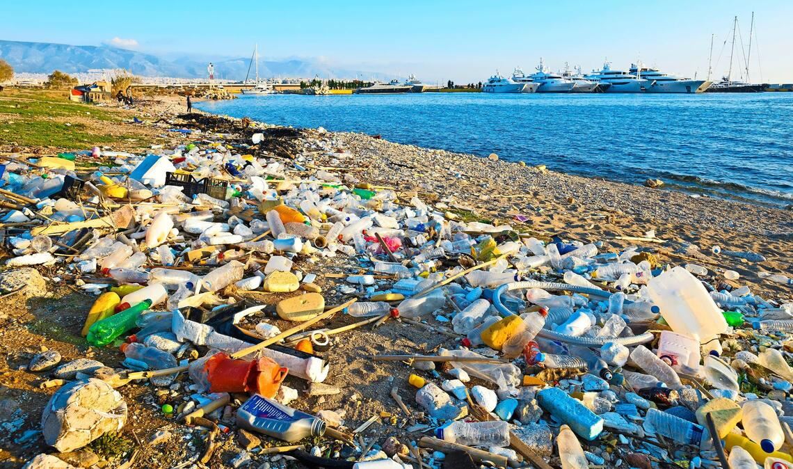 Müll, wie hier an einem griechischen Strand, findet sich auch zuhauf auf dem tiefsten Meeresgrund.