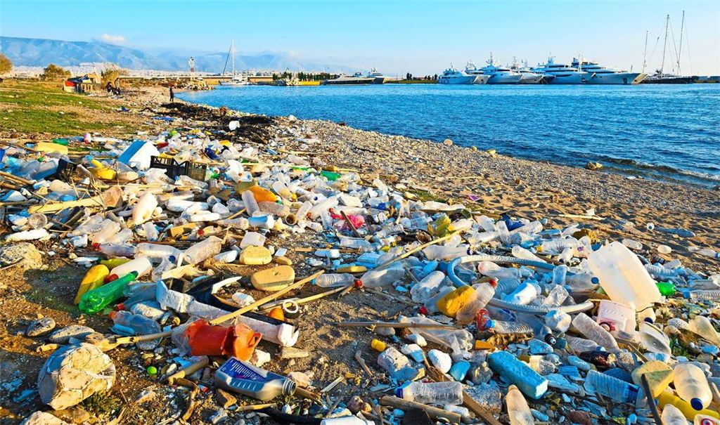 Müll, wie hier an einem griechischen Strand, findet sich auch zuhauf auf dem tiefsten Meeresgrund.