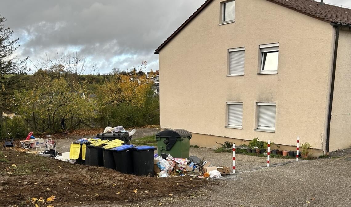 Müllberge am Falkenweg: Die Stadtverwaltung kennt das Problem. Die Bewohner der Unterkünfte würden aktuell sensibilisiert.Foto: privat