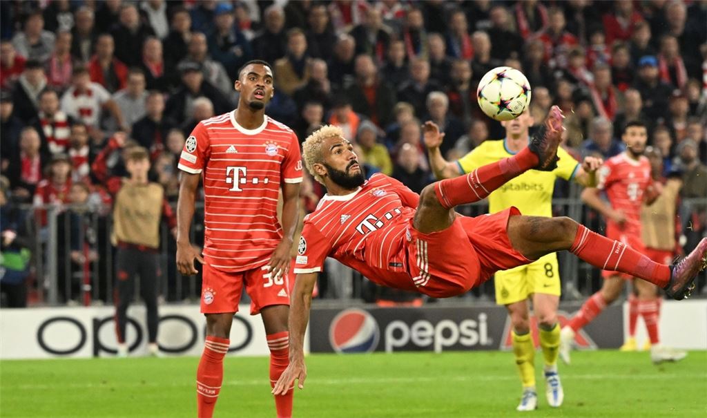 Münchens Eric Maxim Choupo-Moting (M) in Aktion.