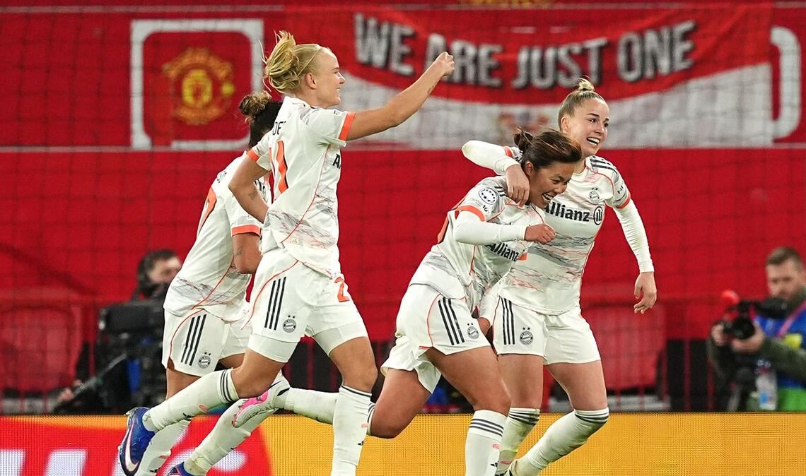 Münchens Momoko Tanikawa (zweite von rechts) feiert mit ihren Mannschaftskameradinnen.