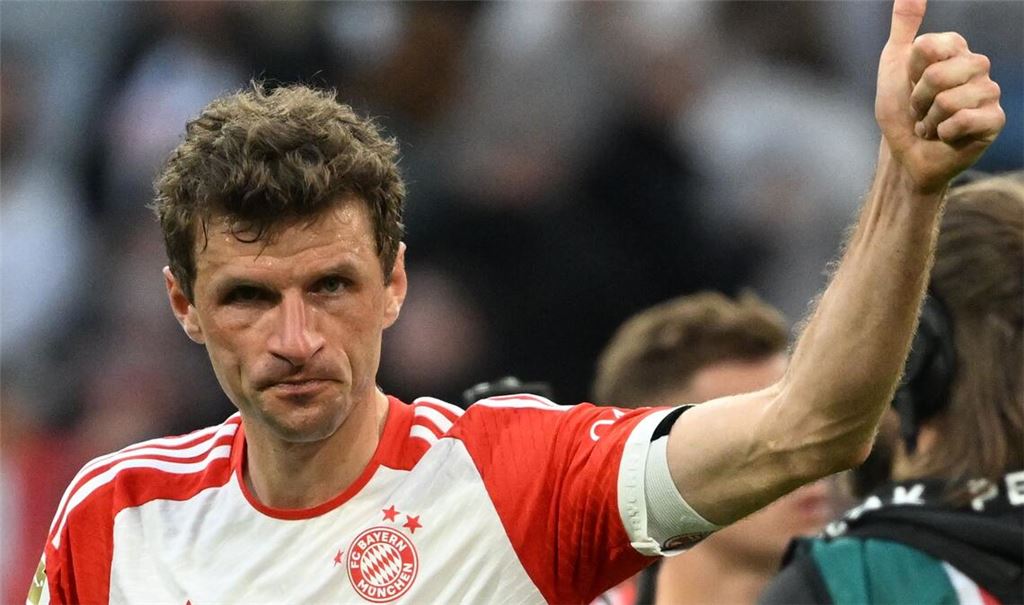 Münchens Thomas Müller betonte, wie hoch der Druck auf Borussia Dortmund im Meisterrennen ist.