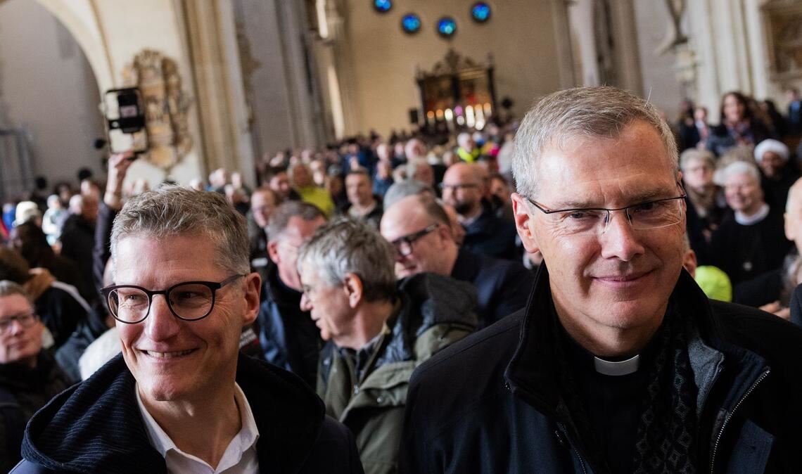 Münsters Oberbürgermeister Tilmann Fuchs (Grüne) war unter den Besuchern im Dom und begrüßte den gerade ernannten Bischof.