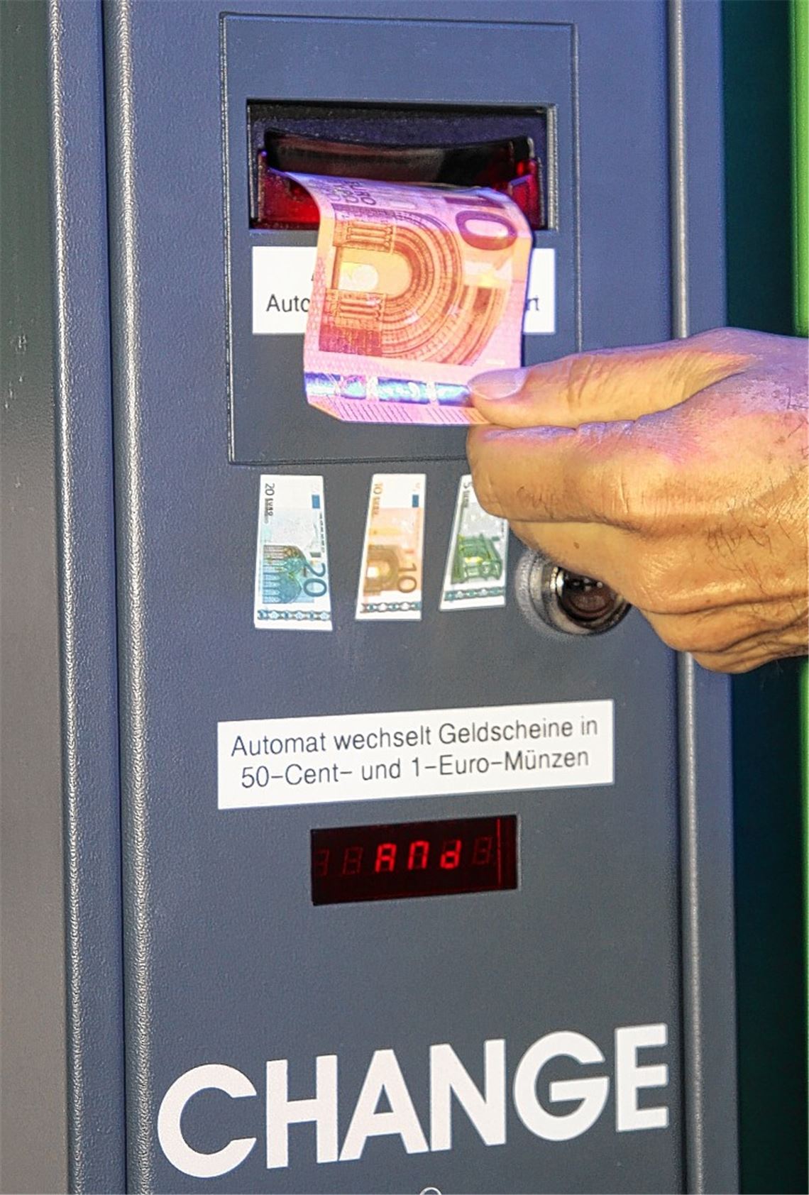 Münzen statt Scheine: In der Tiefgarage Stadtmitte steht jetzt ein Wechselautomat.