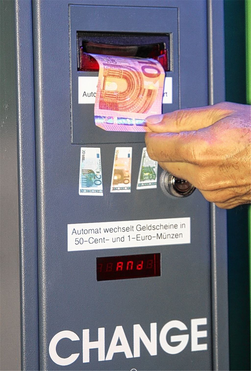 Münzen statt Scheine: In der Tiefgarage Stadtmitte steht jetzt ein Wechselautomat.